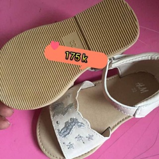 Giày H&M thêu đôi thỏ cho bé gái