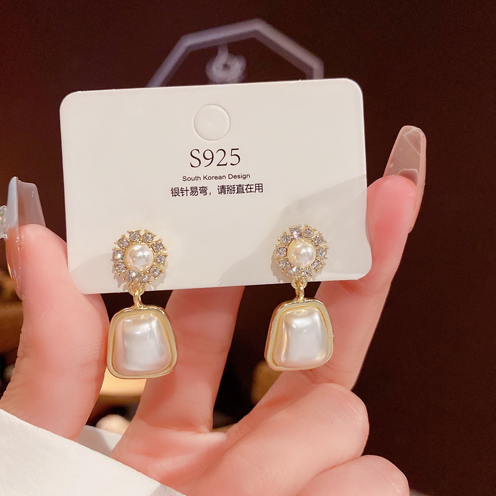 Khuyên Tai Đính Ngọc Trai Nhân Tạo Màu Bạc/Xanh Lá/Đỏ Hình Tròn Thời Trang Cho Nữ