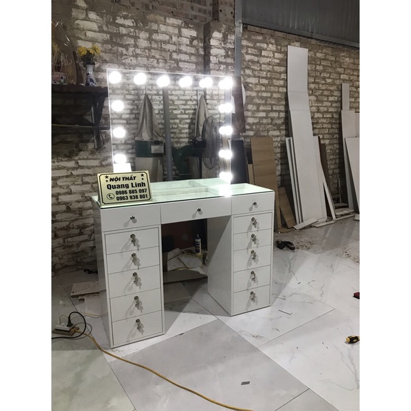 Bàn make up chuyên nghiệp