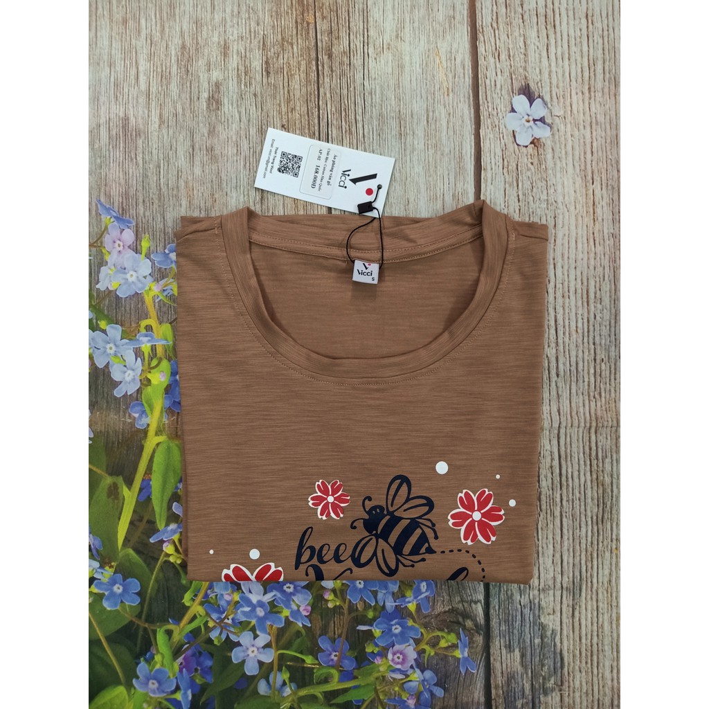 Áo phông nữ Vicci chất liệu cotton vân gỗ in chữ Bee Kind nhiều màu