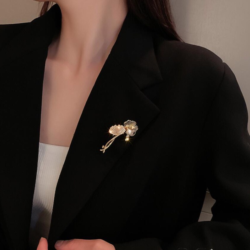 Trâm Cài Áo Hình Lá Phong Đính Đá Sang Trọng