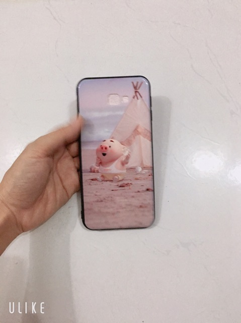 Ốp lưng Heo ngồi trên cát sam sung J4+,J4 Plus, J4 Core