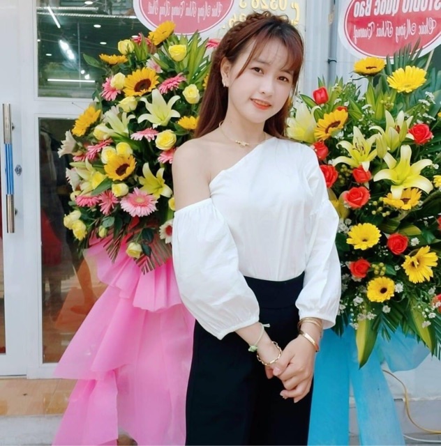 Áo lệch vai trắng tay bo | BigBuy360 - bigbuy360.vn