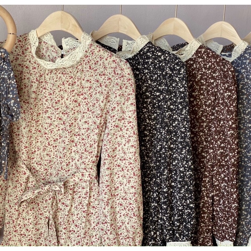 Váy hoa nhí tay và cổ viền ren