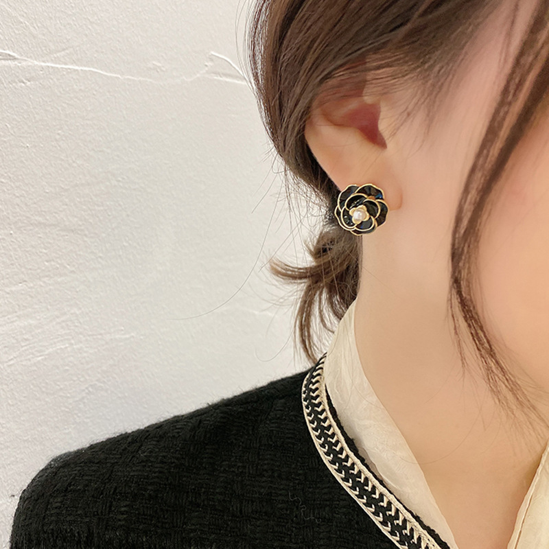 Hoa Tai Hình Hoa Đính Ngọc Trai Giả Màu Trắng Đen Phong Cách Hàn Quốc