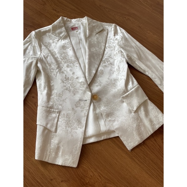 Áo blazer 2hand Korea hiệu Betty size S-M