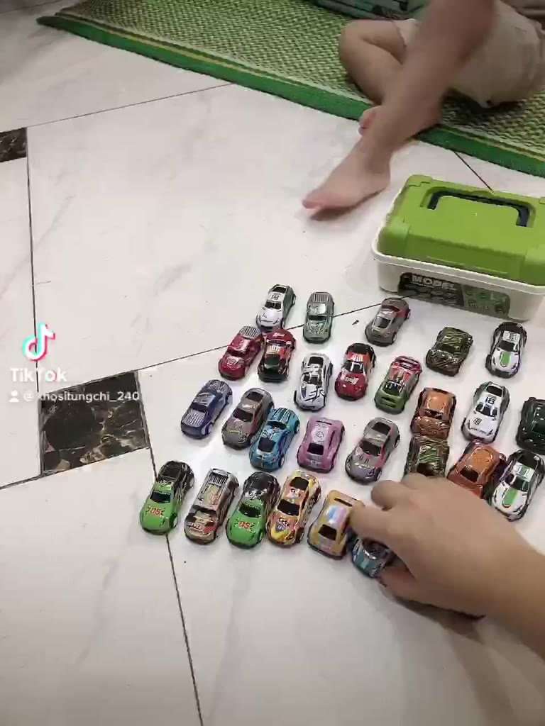 Thùng 30 chiếc ô tô đồ chơi dây cót