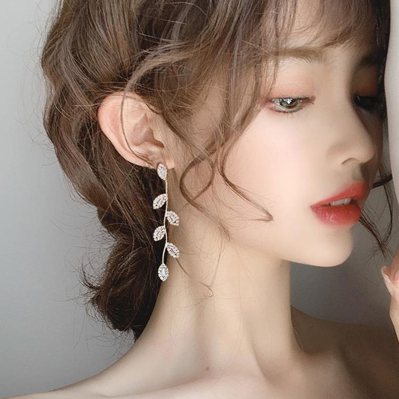 Đôi khuyên tai hình chiếc lá tua rua kiểu dáng thời trang