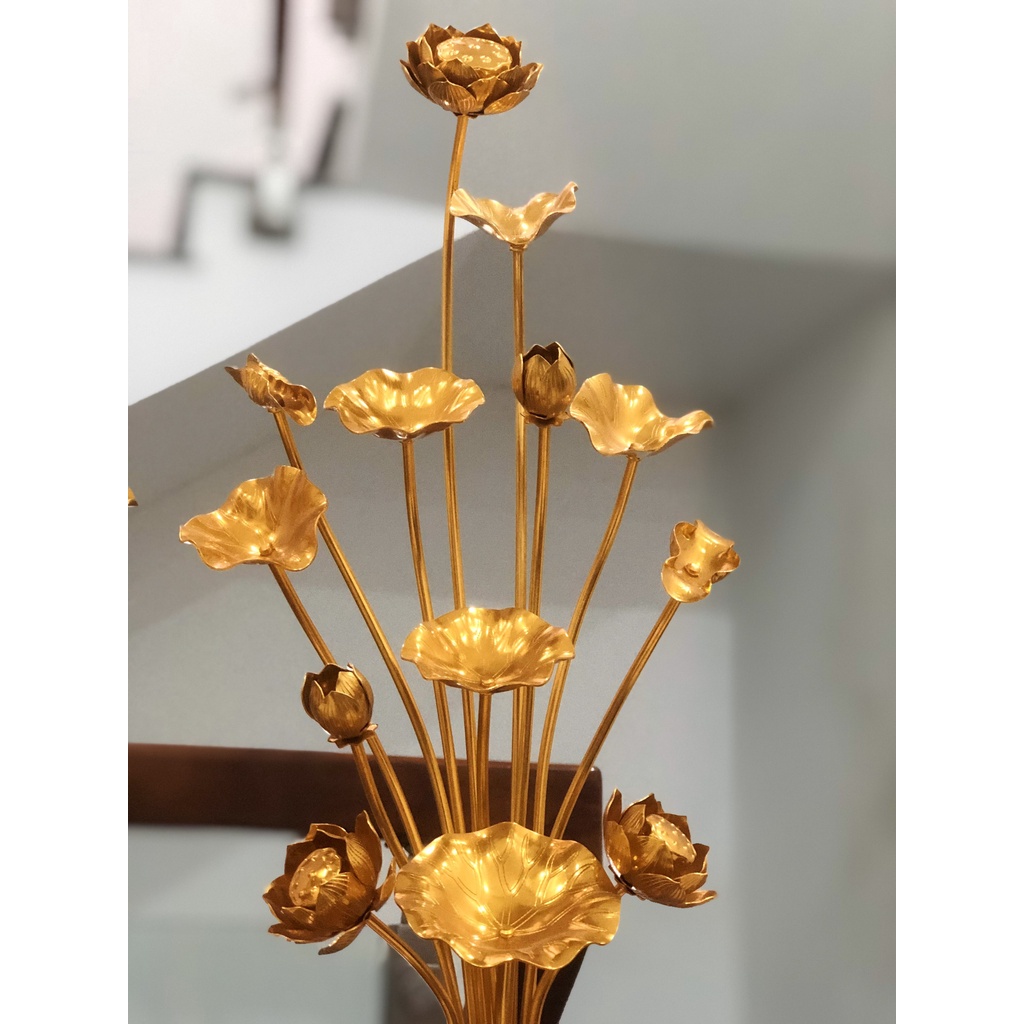 Cặp bình sen đồng vàng nguyên khối trang trí bàn Phật mới lạ và đẹp mắt