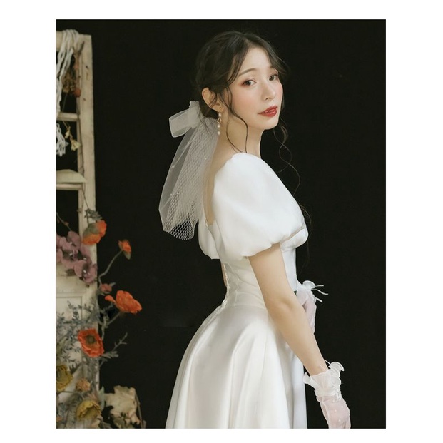 Váy cưới có dây rút trên lưng ôm dáng xoè dài xẻ trước