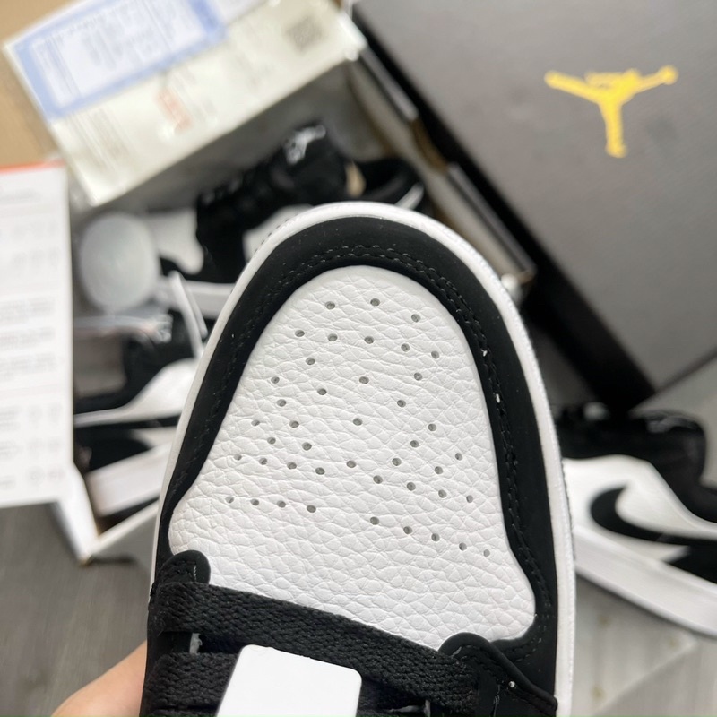 Giày thể thao panda đen trắng thấp cổ