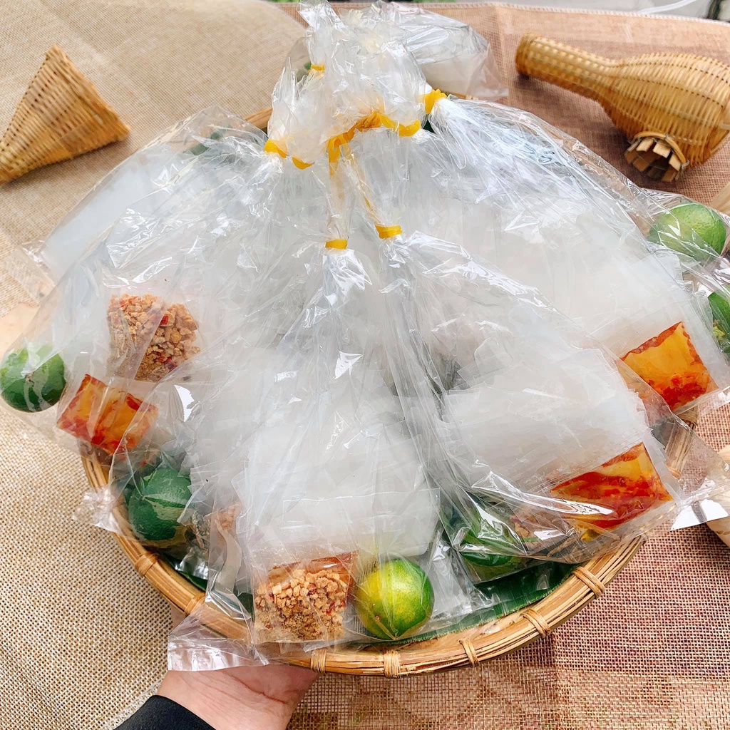 Xâu 10 bịch bánh tráng phơi sương vò sate muối hột