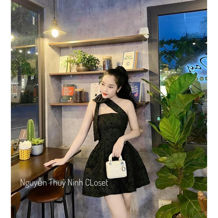 ĐẦM GẤM HOA DÂY CHÉO 1 BÊN CỘT NƠ VAI