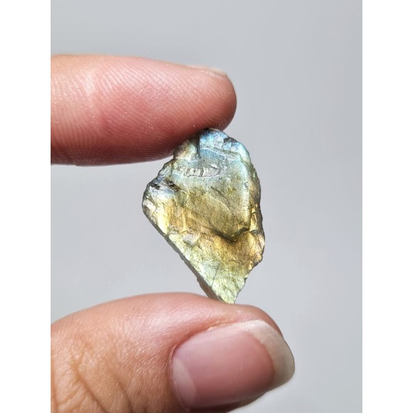 Labradorite  thô tự nhiên có 2 kích cỡ dùng làm trang sức handmade, sưu tầm trưng bày