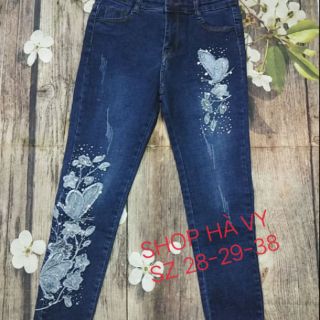 Quần jeans thêu hoa đính đá