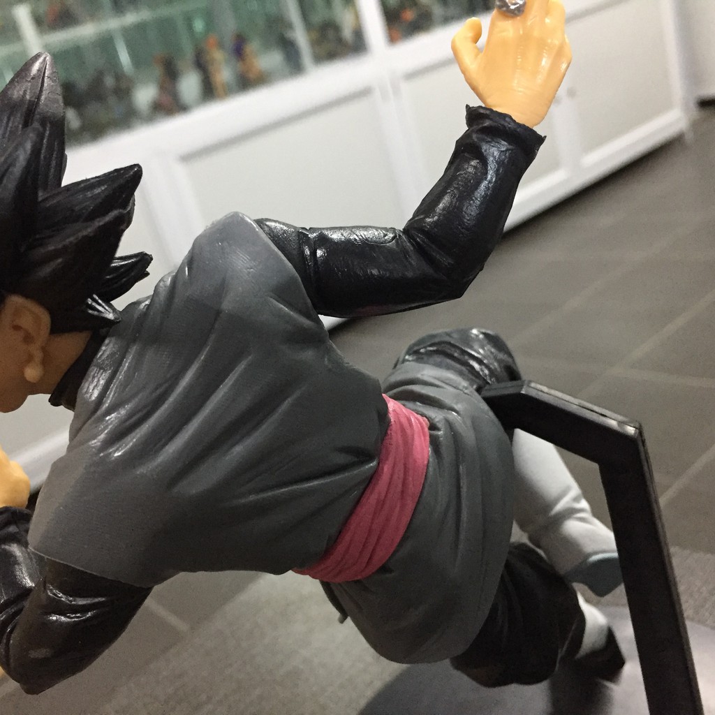Mô hình Black Goku attack