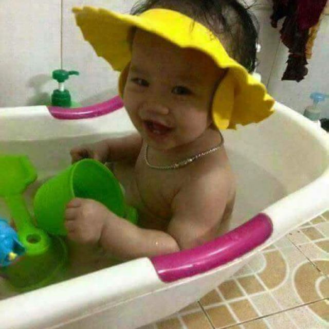 Mũ gội đầu cho bé có bịt tai ngăn nước vào mặt bé