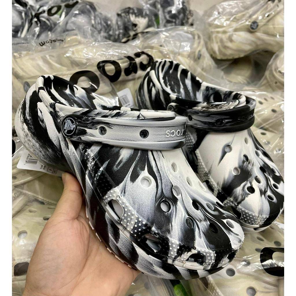 Sục Platform Classic Crocs Marbled Đen Loang Kèm Charm