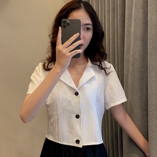 Áo sơ mi croptop kiểu cho nữ, tay ngắn, form rộng, cúc (khuy) gỗ, cổ vest chữ V. Thiết kế cá tính, phong cách Ulzzang