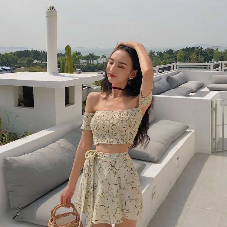 Cả set đồ đi biển áo croptop tay ngắn hạ vai hở bụng gợi cảm + váy ngắn hoa xòe ulzzang ( 2 màu )