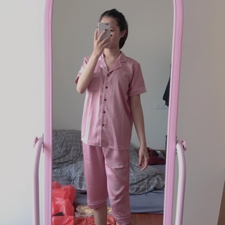 Bộ pjm lụa màu hồng vỏ đỗ sz S,M- áo cộc quần ngang gối