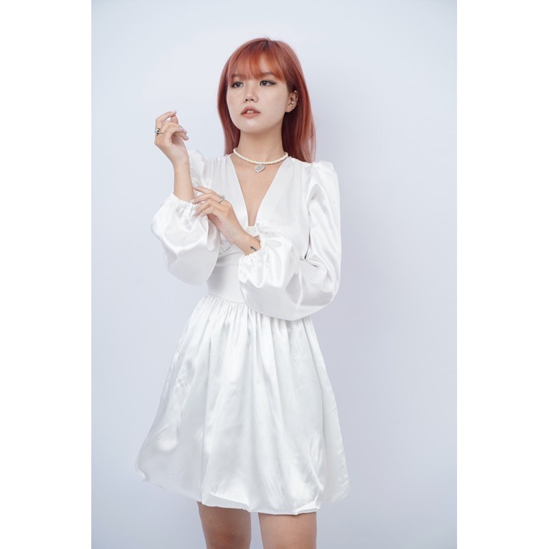 𝗝𝘂𝗹𝗶𝗲𝘁𝘁𝗲 𝗗𝗿𝗲𝘀𝘀 Váy đuôi bồng cổ V xẻ tinh tế sang chảnh