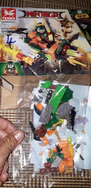 Lắp ráp 1 hộp LegoNinjagh 6203 có nhiều chi tiết bằng nhựa ABS