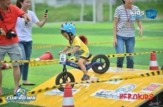 Mũ bảo hiểm khủng long cho bé