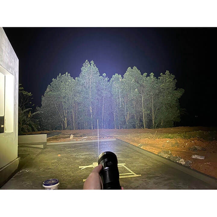 Đèn pin Led cầm tay siêu sáng chiếu xa 500m,chip XHP50 tâm tròn có Zoom xa gần, pin trâu, chống nước IPX6