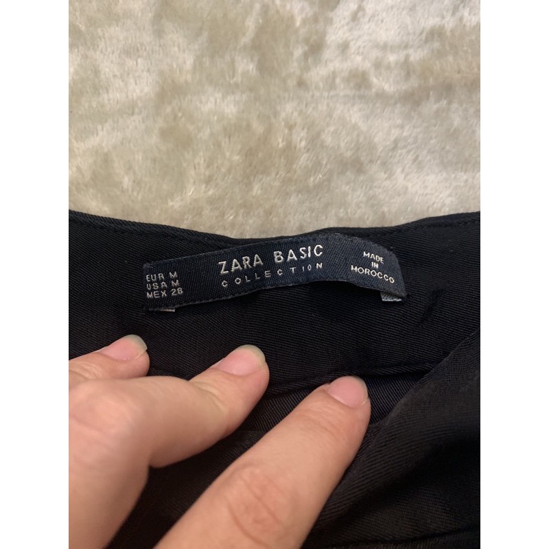 áo đen buộc vạt mango + chân váy ren zara