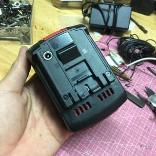 Pin bosch 18v nhận sạc zin và nhận sạc adapter