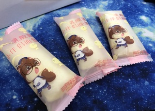 Bánh sữa chua Three Squirrels thơm ngon