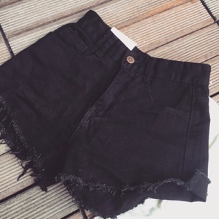 Quần short rách cá tính