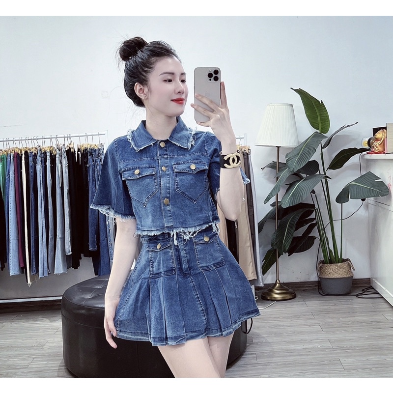 SET BỘ JEAN XANH ÁO CỔ BẺ TÚI LẮP NGỰC DÁNG LỬNG VIỀN TƯỚC, CHÂN VÁY TÚI TRƯỚC XẾP LY XOÈ 2 MẪU NGẮN TAY VÀ DÀI TAY HOT