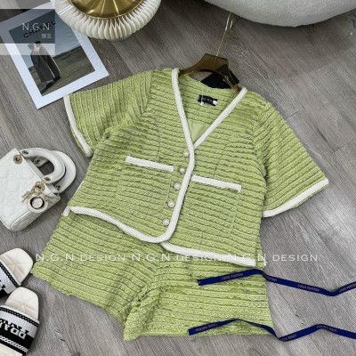 Áo cổ v khuy viền túi bèo ren sóng xếp ly