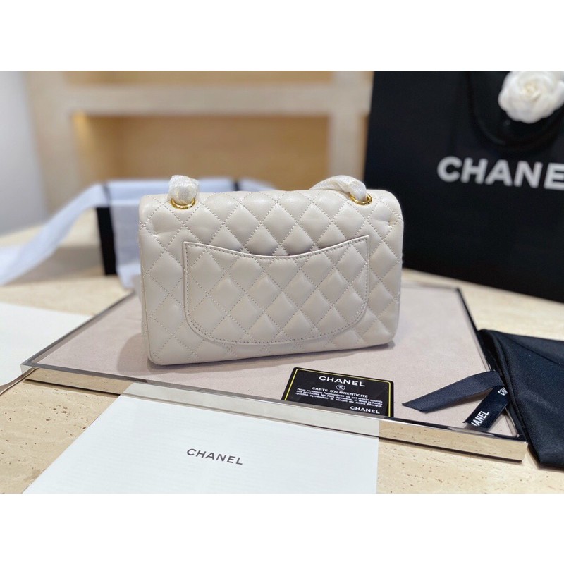 Túi xách Chanel màu trắng đen ghi size 23cm