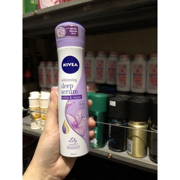 Xịt ngăn mùi Nivea serum trắng mịn hương hoa Lily (150ml)