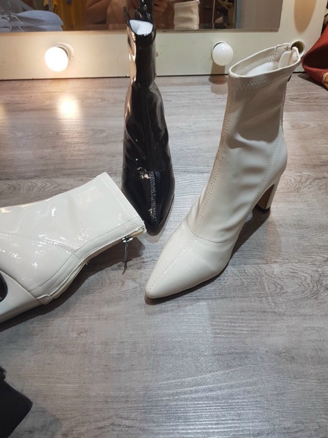 Boot da bóng ướt gót dẹt 7cm đen trắng sữa cổ cao | BigBuy360 - bigbuy360.vn