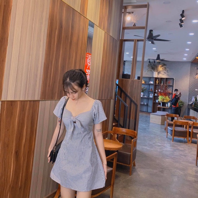 Đầm xinh mặc được 2 kiểu,trễ vai và bình thường, hoạ tiết sọc thắt nơ trước ngực và bo thun sau lưng