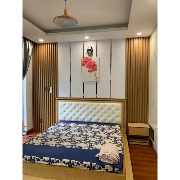 LAM NHỰA GIẢ GỖ ỐP TƯỜNG Dễ dàng lắp đặt lên mặt tường và kết hợp với các vật liệu khác đầy sáng tạo.