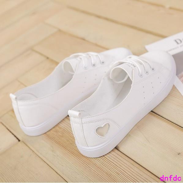 Giày bata da mềm cột dây thoáng khí tông trắng phối hình trái tim nhỏ xinh xắn | BigBuy360 - bigbuy360.vn