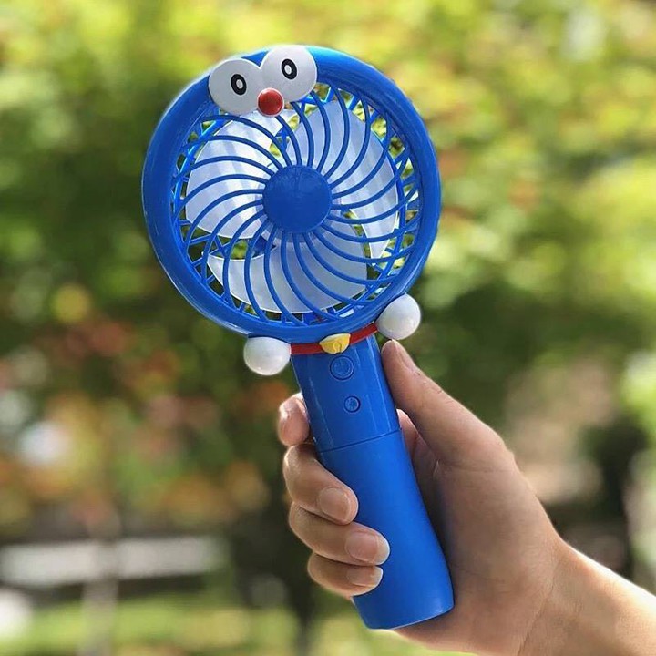 [Free ship] Quạt Mini Cầm Tay 2 Chế Độ Gió Sử Dụng Pin Sạc Hình Doraemon Có Đèn Led Và Chân Đế Để Bàn Tiện Dụng