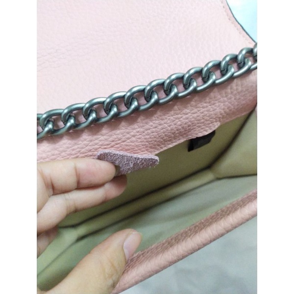 Túi đeo chéo GC đầu rồng hồng nude da bò 2 nắp 16x20 có test da