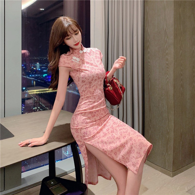 Sườn xám hồng xẻ tà hoa nhí