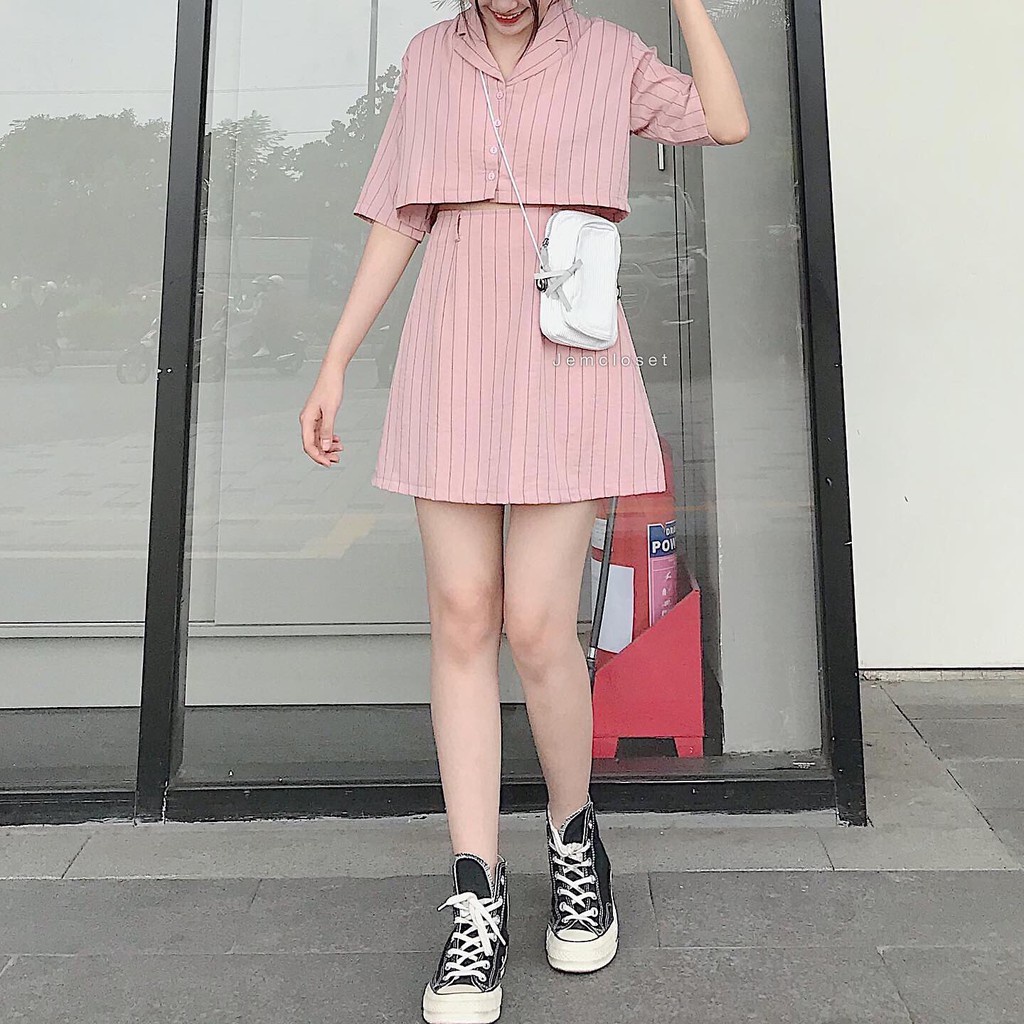 Set Đồ Chân Váy Ngắn Cùng Với Áo Croptop Kẻ Sọc Tay Lỡ Chất Vải Đũi Dệt Mịn MALL - 8111 GOUS OFFICIAL