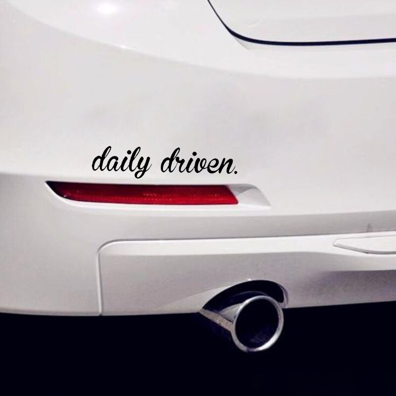 Đề can vinyl hình chữ tiếng Anh Daily Driven độc đáo trang trí xe hơi kích cỡ 13.7cm X 3cm