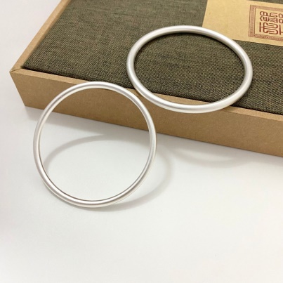 Vòng tay bạc Sterling trơn có thể treo thêm
