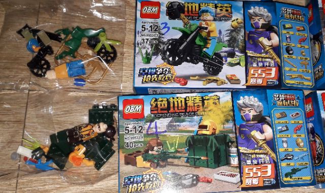 Lắp ráp 1 hộp LegoPubg 99533 có nhiều chi tiết bằng nhựa ABS