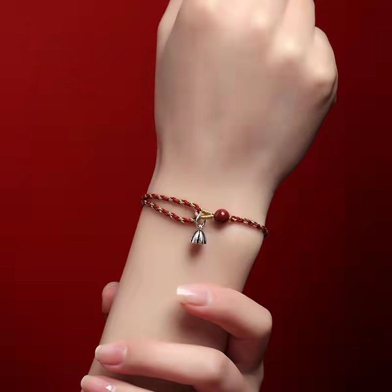 Vòng tay dây tết đỏ charm sen