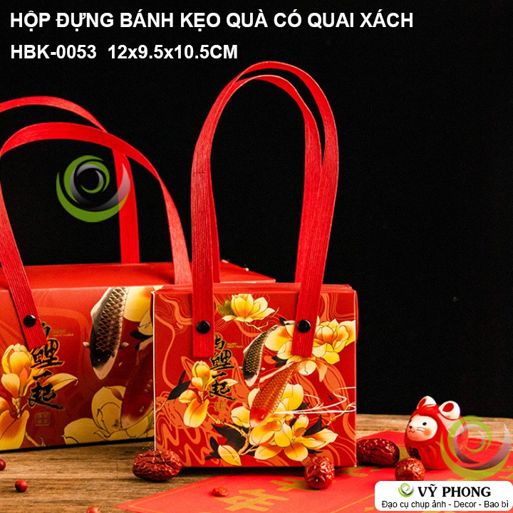HỘP ĐỰNG BÁNH KẸO QUÀ TẶNG TẾT CÓ QUAI XÁCH TRANG TRÍ CÁC DỊP XUÂN NĂM MỚI HÌNH CÁ CHÉP MÈO CHIÊU TÀI HBK-0053 | BigBuy360 - bigbuy360.vn